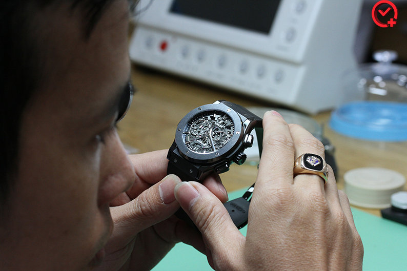 Với đồng hồ Hublot trong khoảng thời gian từ 4 đến 6 năm, anh chị em nên đi kiểm tra đồng hồ một lần