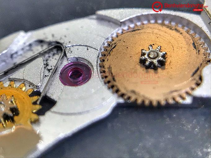 Cặn bẩn và dầu khô sau trên đồng hồ Hublot