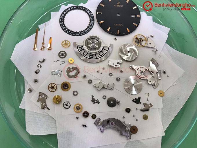 Các chi tiết của chiếc đồng hồ Hublot được tháo rời hoàn toàn và được làm sạch bằng loại dung dịch đặc biệt