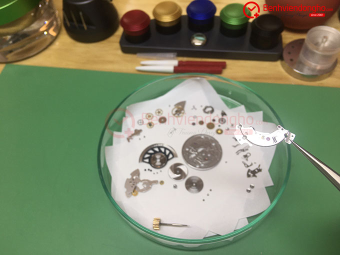 Sửa đồng hồ Hublot bằng cách tháo rời các chi tiết