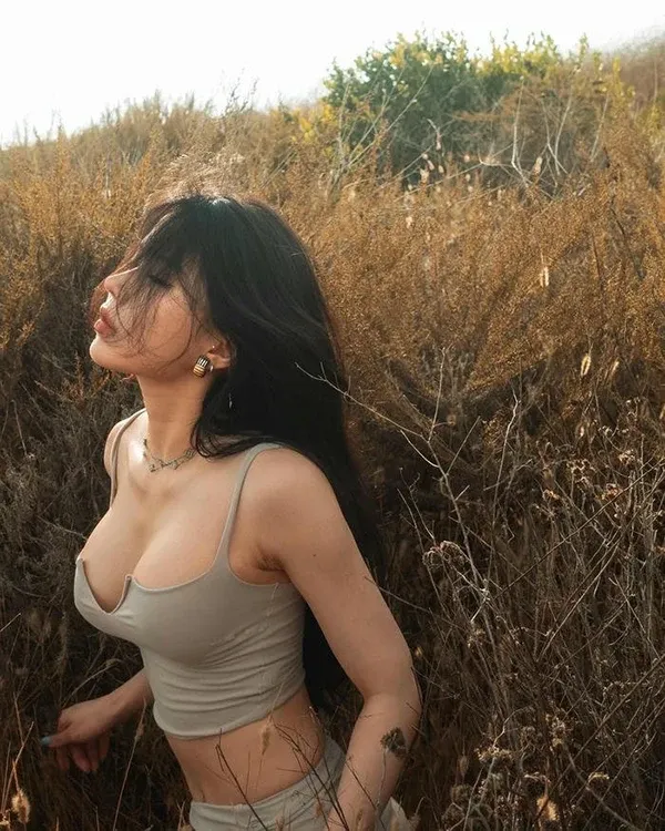 Hình hot girl thanh lịch khoe bờ vai thon