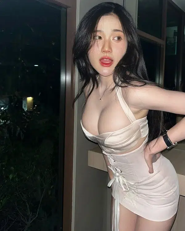 Ngắm ảnh cô gái quyến rũ khoe dáng nóng bỏng