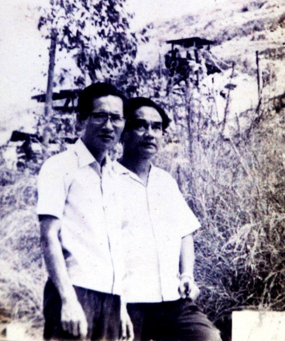 Nhà thơ Xuân Diệu (bên phải) và bác sĩ Trà Văn Tri tại TP Qui Nhơn năm 1982