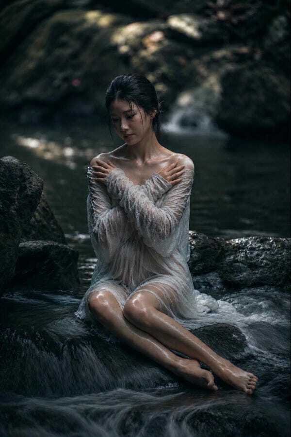 Gái cởi đồ sexy với nụ cười mời gọi