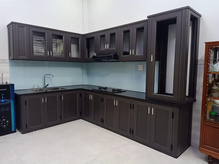 Mẫu tủ bếp chữ L được làm từ chất liệu nhôm kính cao cấp