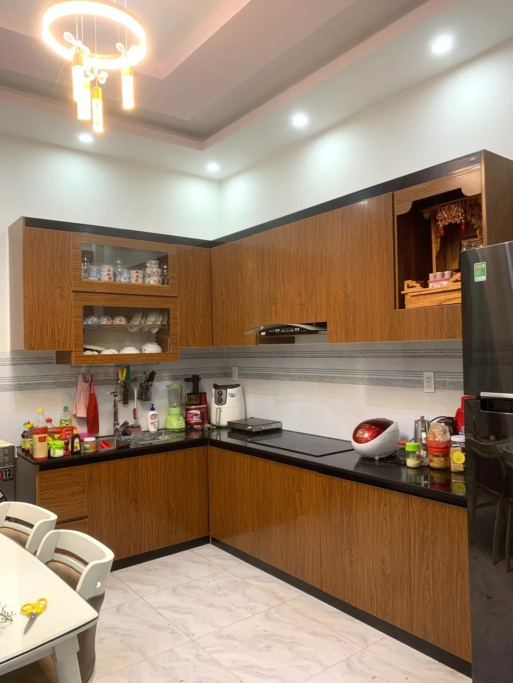 Mẫu tủ bếp nhựa chữ L đẹp và cuốn hút
