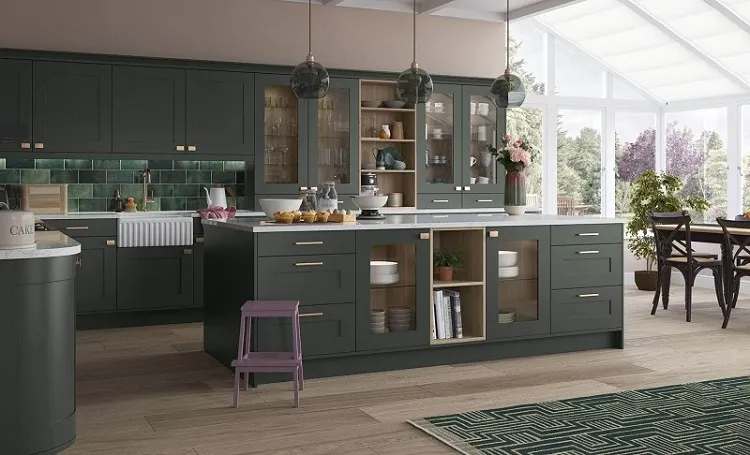 Tủ bếp chữ L gỗ tự nhiên nhưng được ốp thêm phần mặt đá cao cấp mang đến một không gian nấu nướng tuyệt vời
