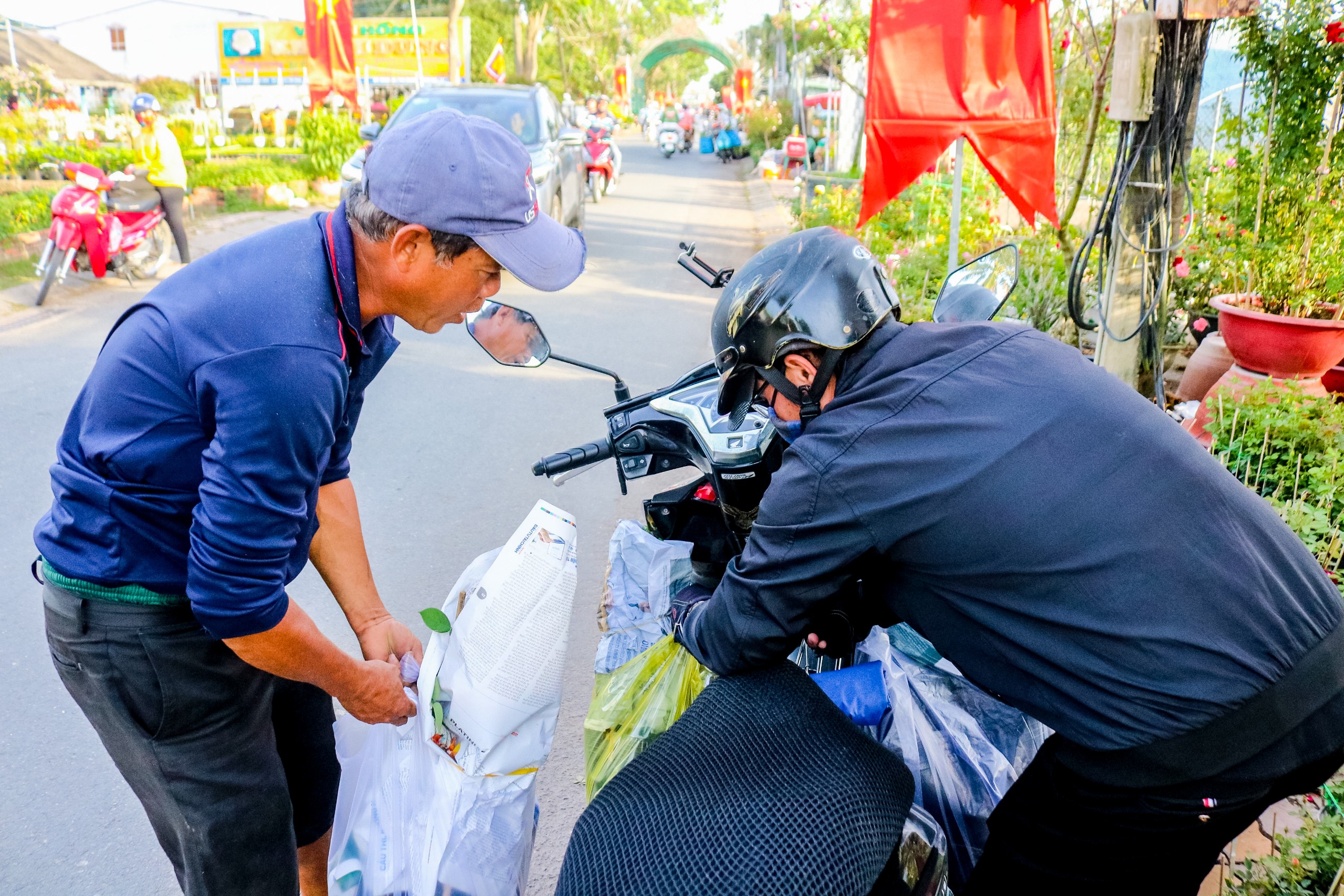 Khách lỉnh kỉnh rinh hoa Sa Đéc về trưng Tết - 5