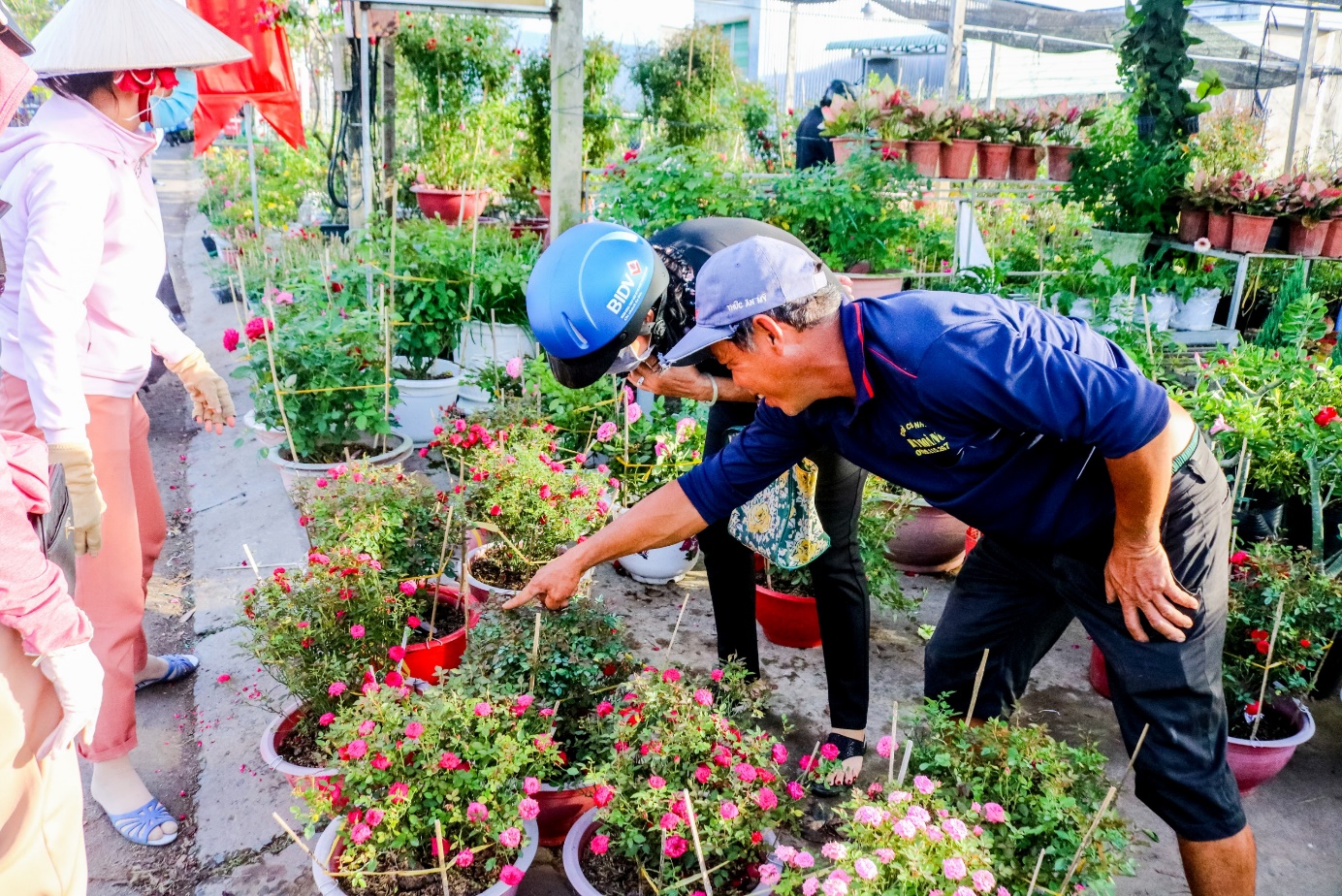 Khách lỉnh kỉnh rinh hoa Sa Đéc về trưng Tết - 6