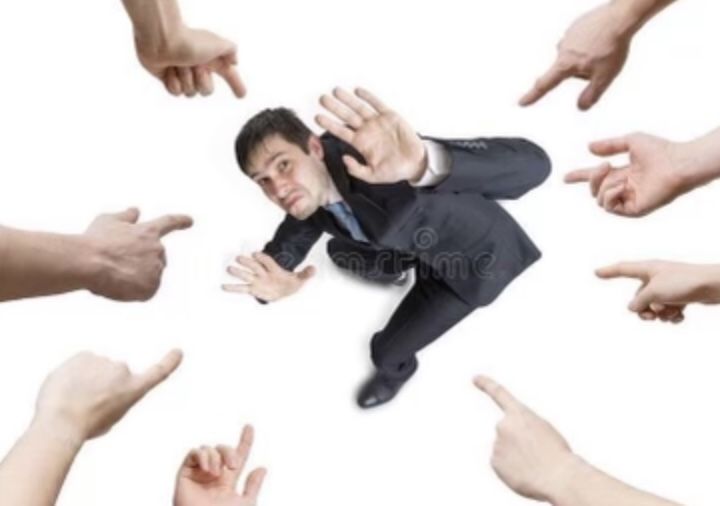 Meme chỉ tay xuống đất