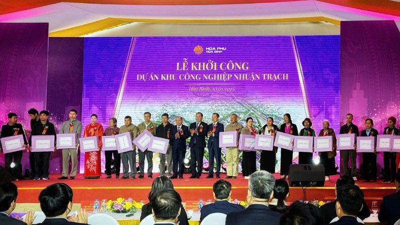 Đồng chí Bùi Đức Hinh, Chủ tịch Ủy ban nhân dân tỉnh Hòa Bình phát biểu tại lễ khởi công.
