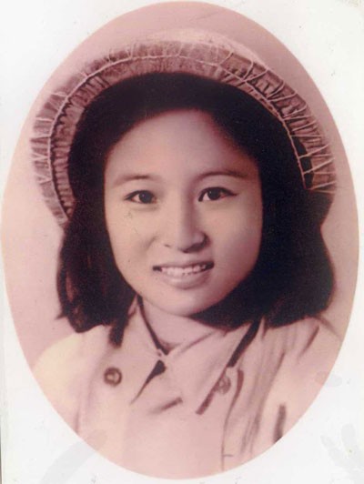 Y tá Vũ Thị Nhâm, 22 tuổi, rạng rỡ trong bộ quân phục đầu tiên trước khi vào chiến trường <a href=
