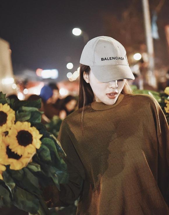 Hoa hậu Kì Duyên diện mũ Balenciaga xuống phố