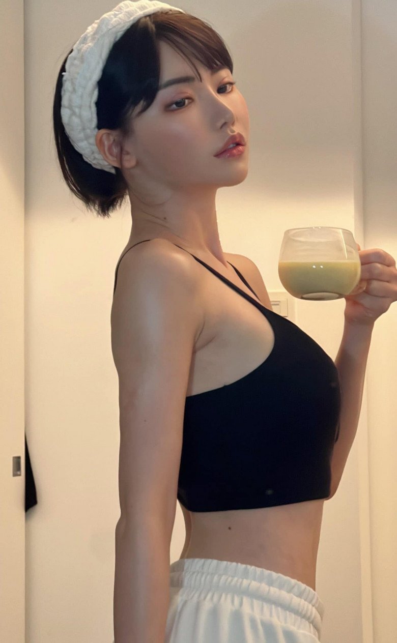 Eimi Fukada được xem là minh chứng của việc phẫu thuật thẩm mỹ thành công. Cô nổi tiếng khắp Nhật Bản, Đài Loan, Trung Quốc… cũng một phần vì điều này.
