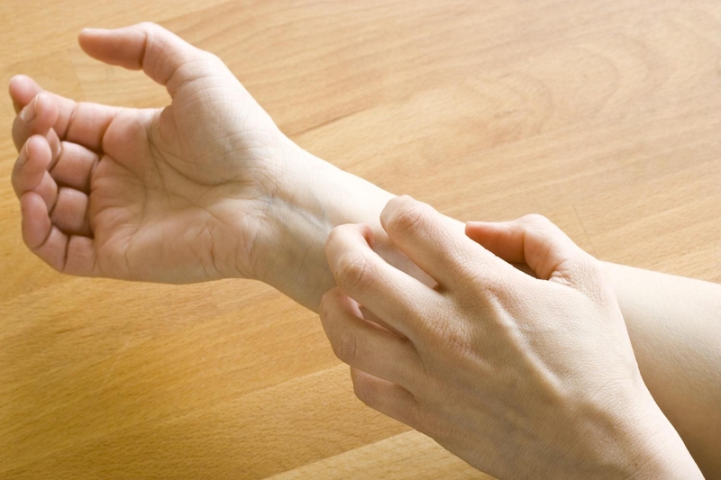 Nguyên nhân ngứa râm ran khắp người không nổi mẩn và cách xử lý