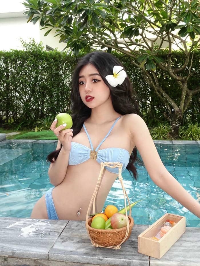 xem ảnh Lê Kim Loan bikini gợi cảm nổi bật