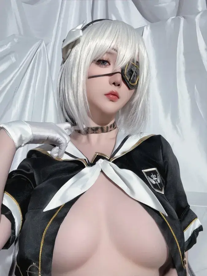 Cosplay dâm vú bự lộ lồn rỉ nước