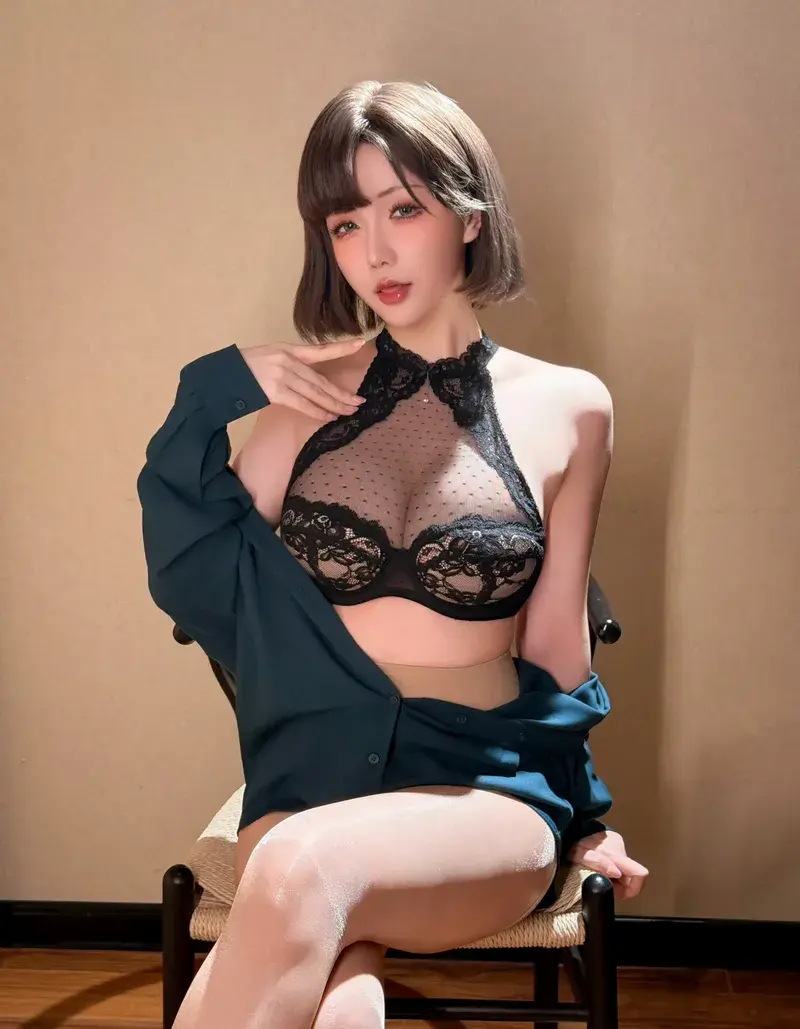 Dâm nữ cosplay ren đen vú bự dạng lồn