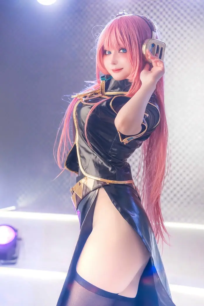Cosplay miku vú bự dâm đãng lộ thịt