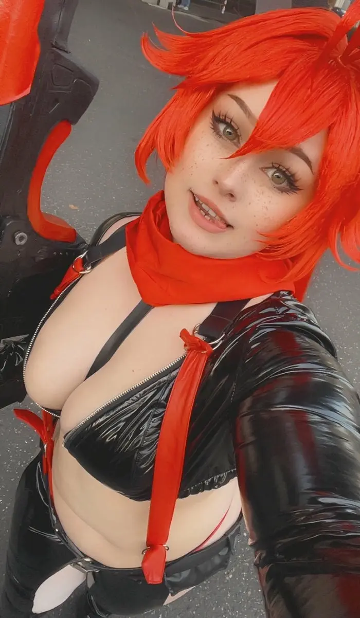 Cosplay bưởi khủng dâm đãng ôm súng
