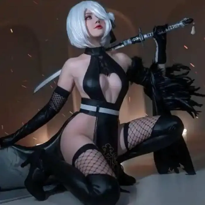 Cosplay B vú khủng quỳ xòe lộ bím cầm kiếm