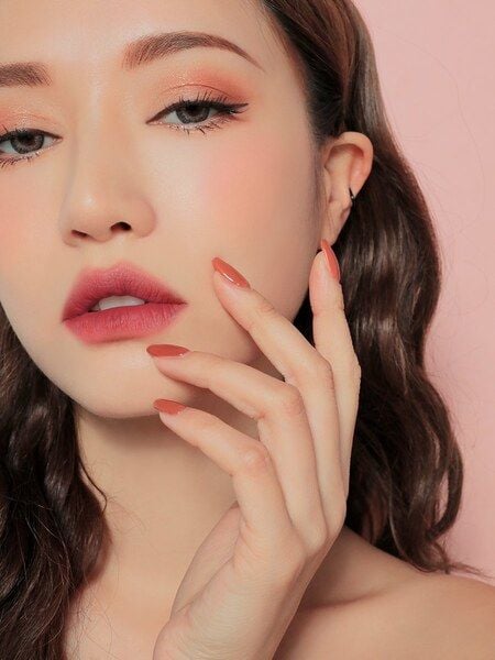 Son hồng đào tạo ra nhiều kiểu trang điểm nổi bật, thanh lịch