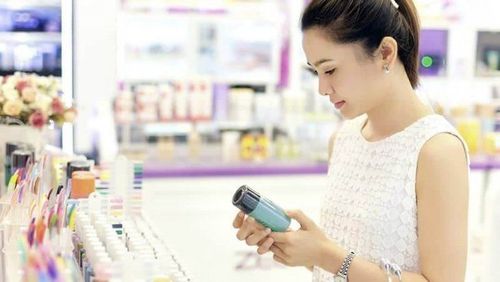 Bạn nên chọn mua mỹ phẩm theo hướng dẫn của bác sĩ da liễu