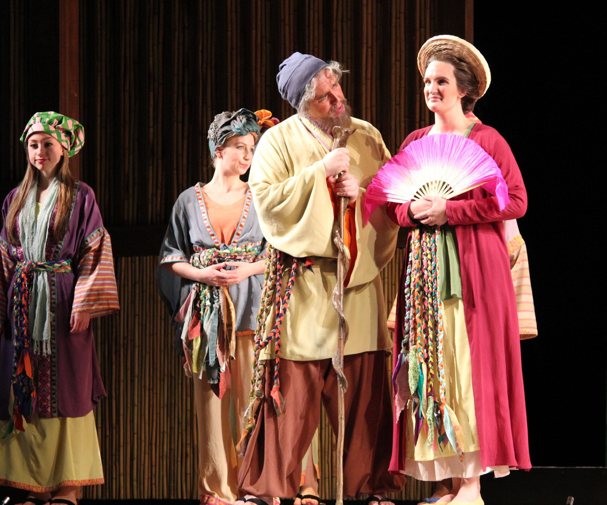 Mãng Ông (David Rugger) - Thị Kính (Sarah Ballman). Photo: Anvi Hoàng.