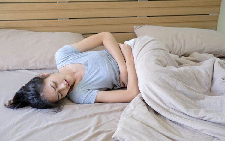 Đau bụng do viêm loét dạ dày vì thức khuya