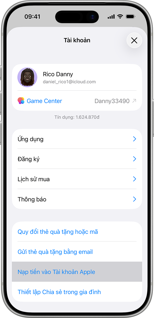 Một chiếc iPhone 17 Pro hiển thị màn hình Tài khoản trong ứng dụng App Store. Để nạp tiền vào Tài khoản Apple, hãy chạm vào Nạp tiền vào tài khoản.