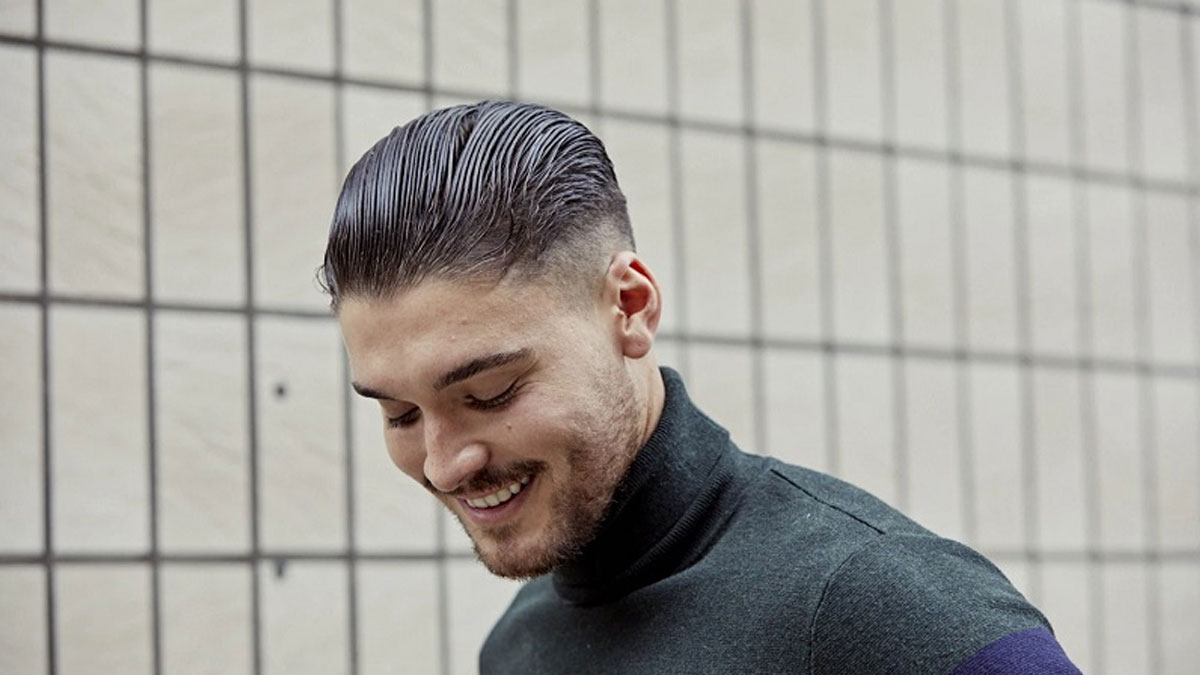 Tóc nam ngắn mặt tròn swept back