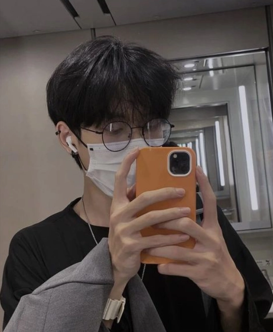 ảnh trai chụp trước gương