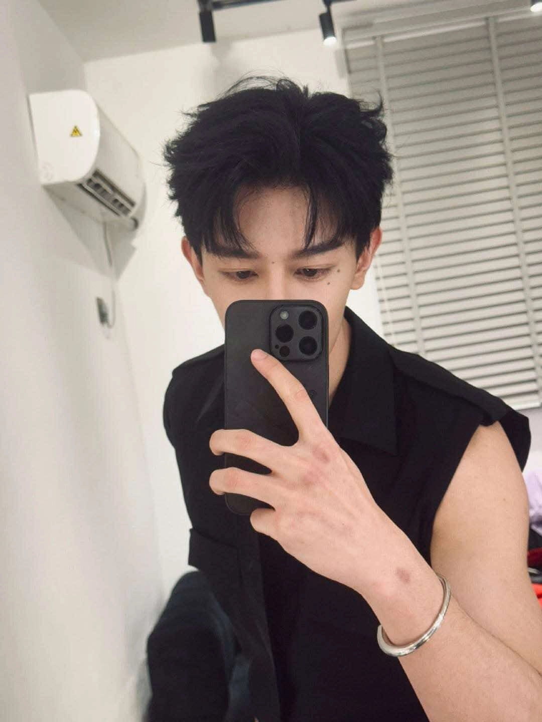 ảnh trai chụp trước gương