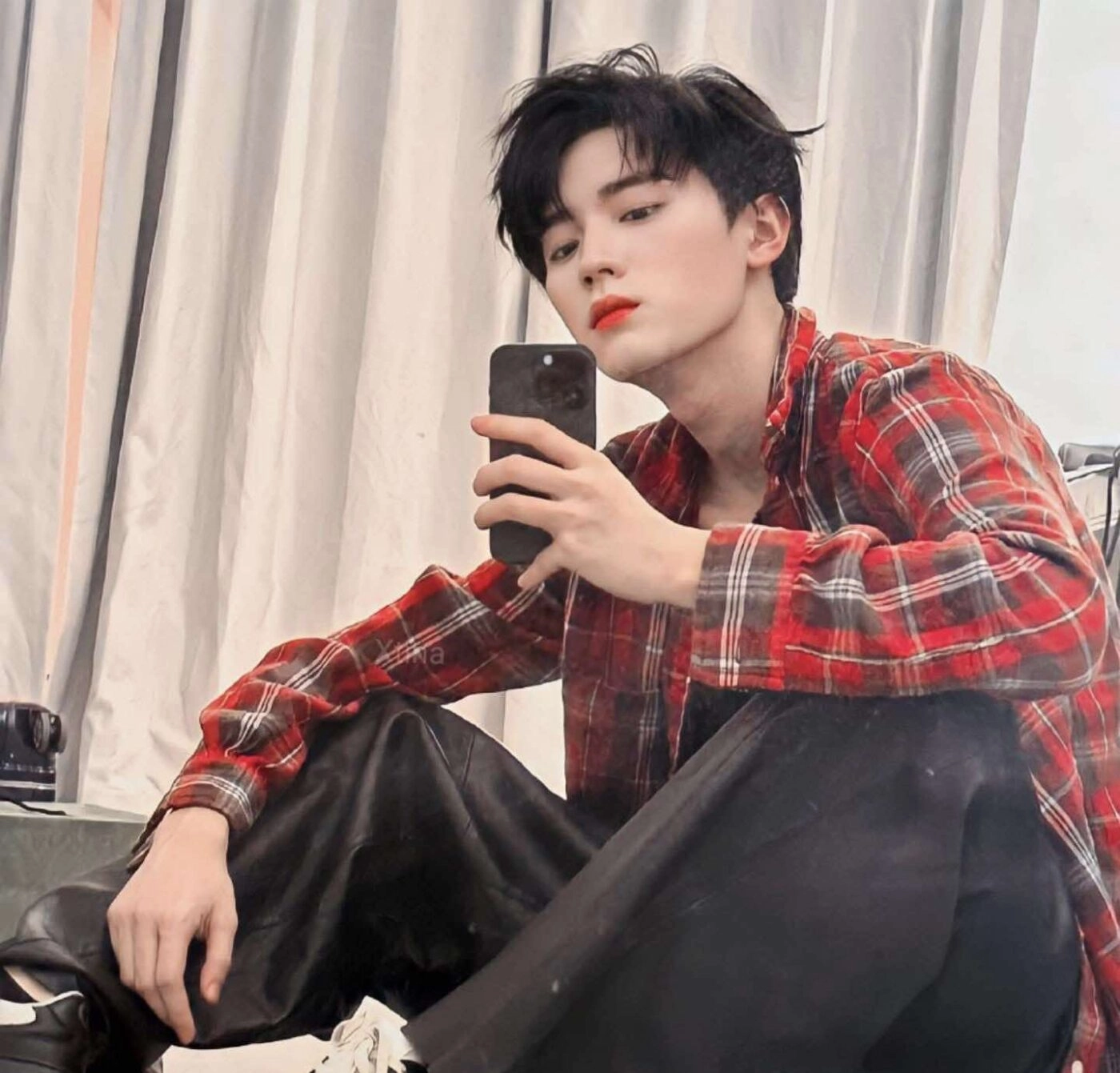 ảnh trai chụp trước gương