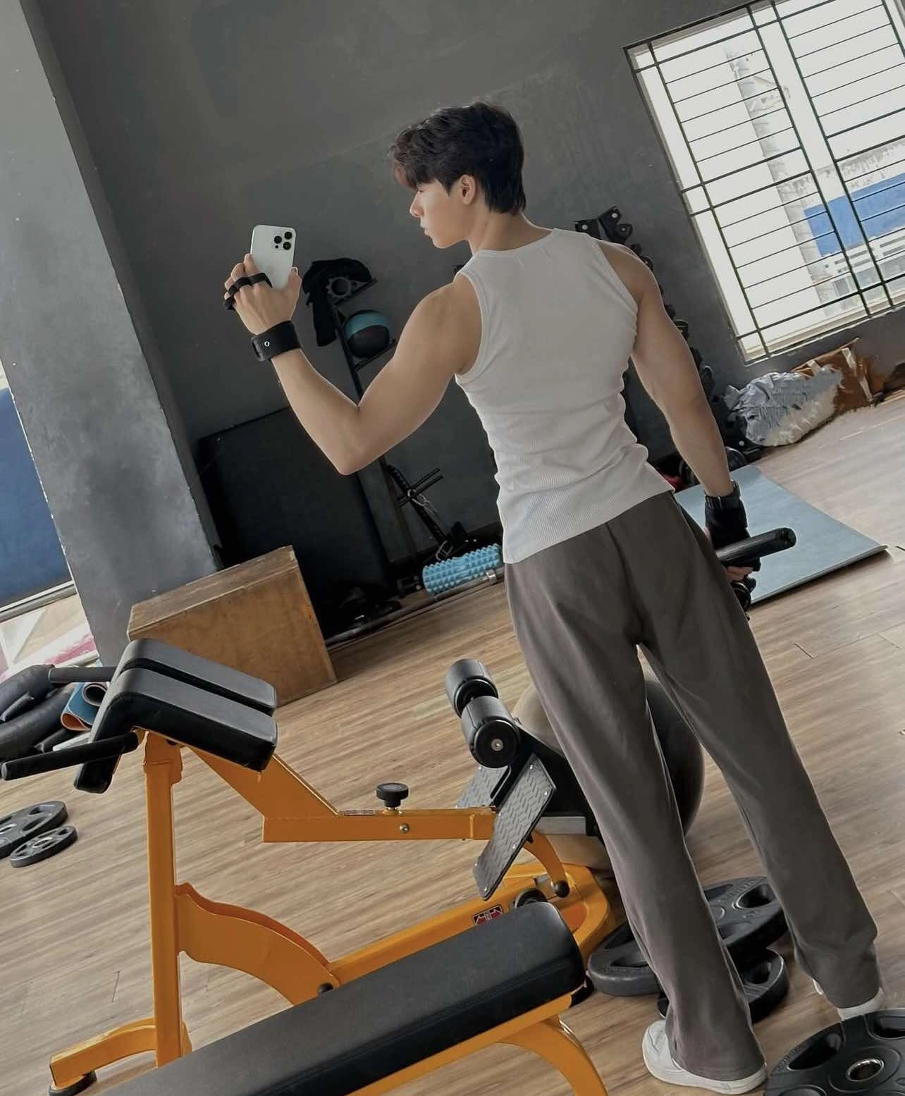 ảnh trai chụp trước gương