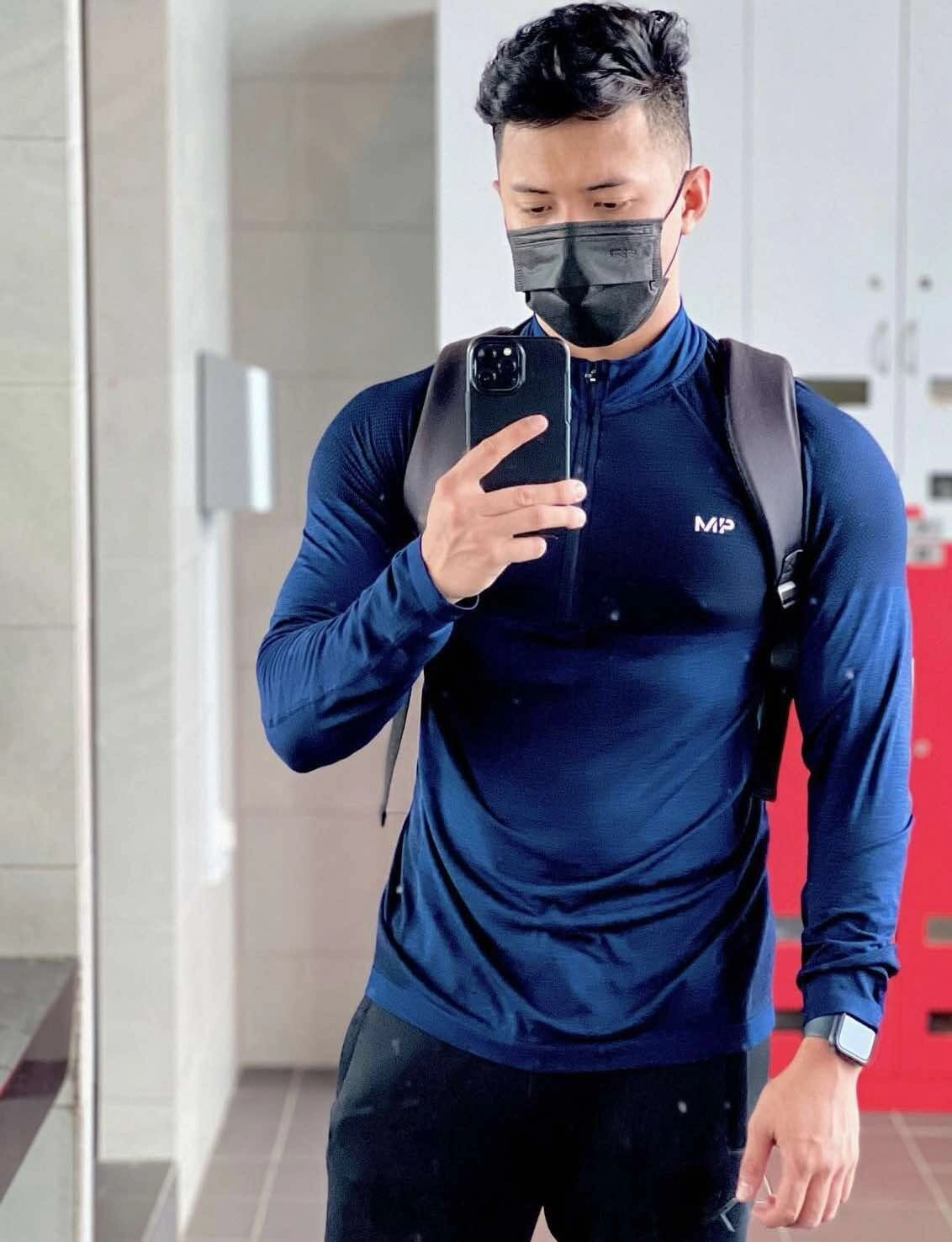 ảnh trai chụp trước gương