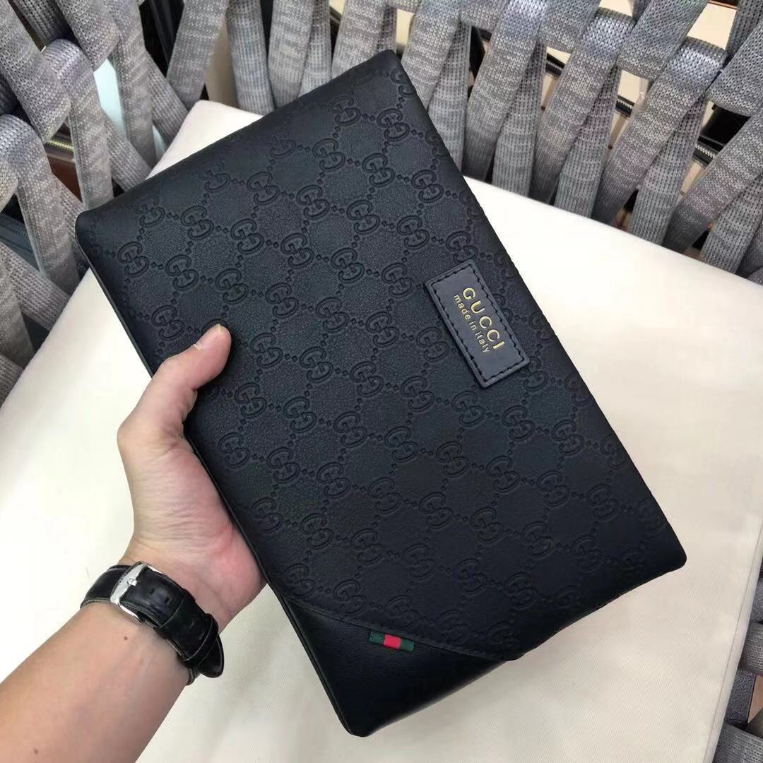 so huu vi cam tay nam gucci sang trong.2