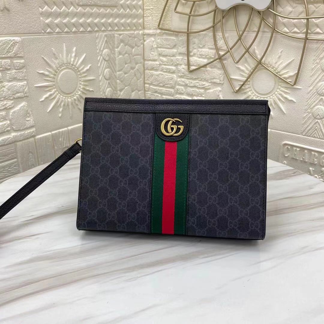 so huu vi cam tay nam gucci sang trong.3