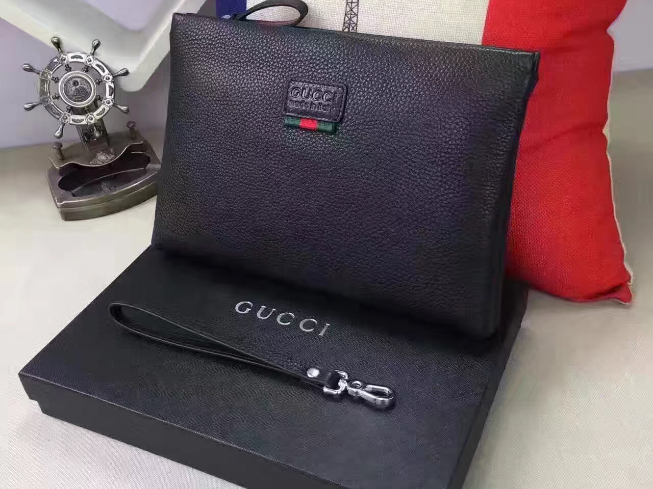 so huu vi cam tay nam gucci sang trong.4